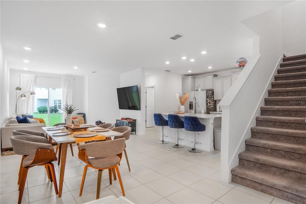 待售: $320,000 (4 贝兹, 3 浴室, 2043 平方英尺)