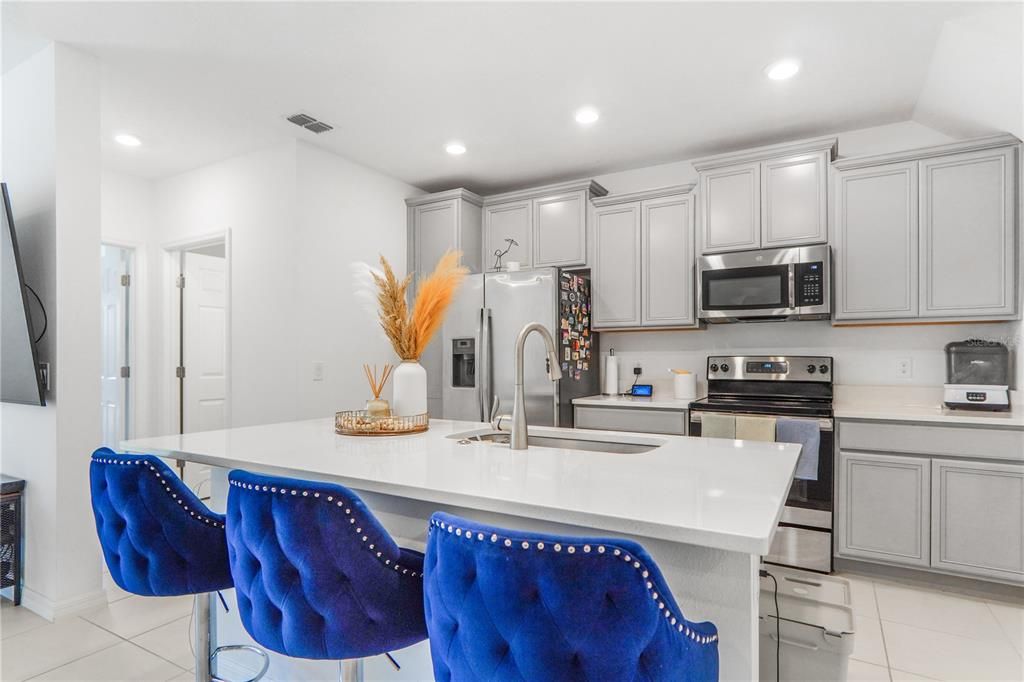 待售: $320,000 (4 贝兹, 3 浴室, 2043 平方英尺)