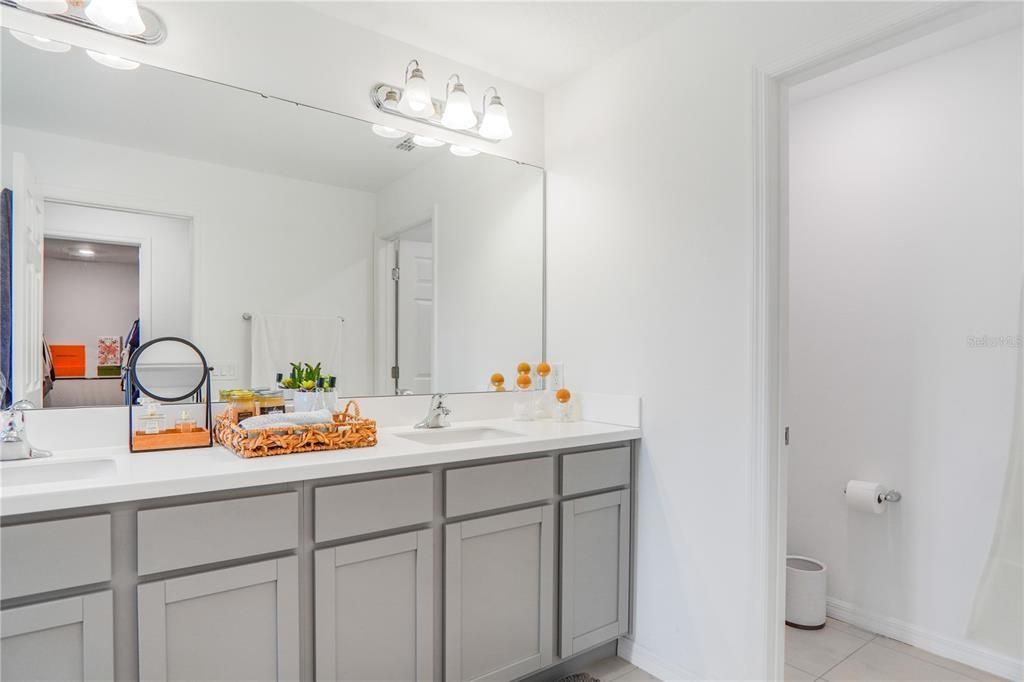 待售: $320,000 (4 贝兹, 3 浴室, 2043 平方英尺)