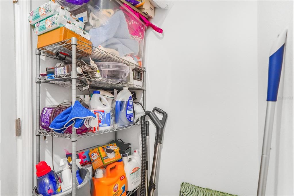 待售: $320,000 (4 贝兹, 3 浴室, 2043 平方英尺)