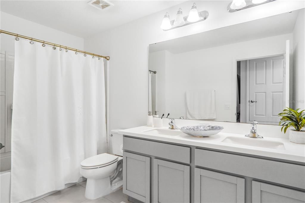 待售: $320,000 (4 贝兹, 3 浴室, 2043 平方英尺)