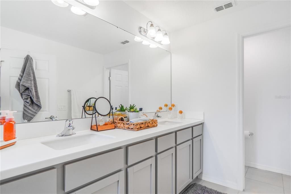 待售: $320,000 (4 贝兹, 3 浴室, 2043 平方英尺)