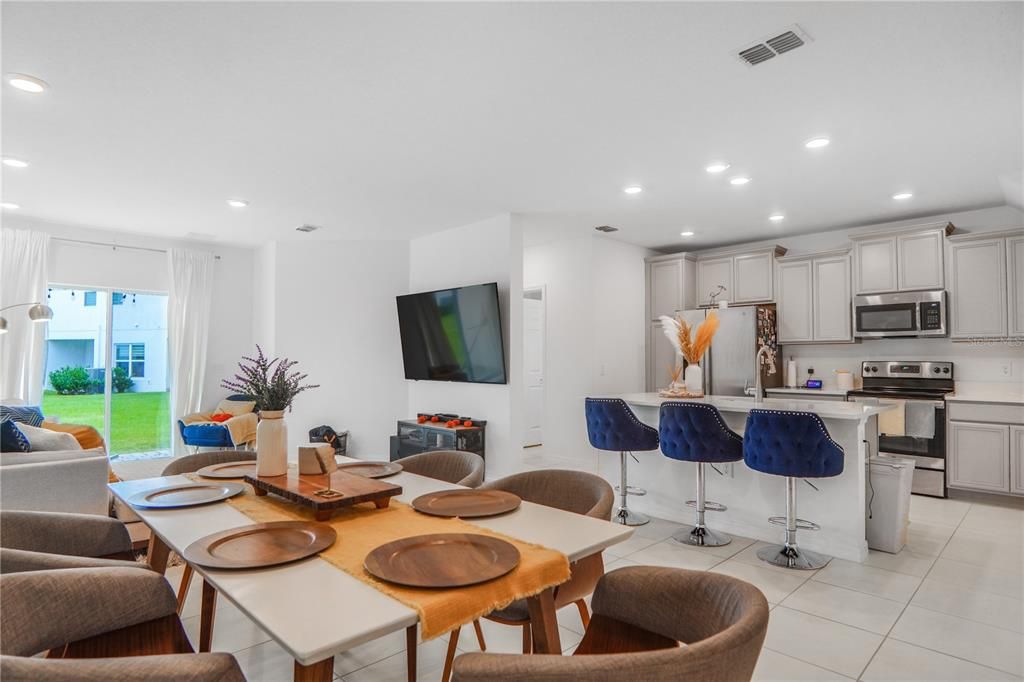 待售: $320,000 (4 贝兹, 3 浴室, 2043 平方英尺)