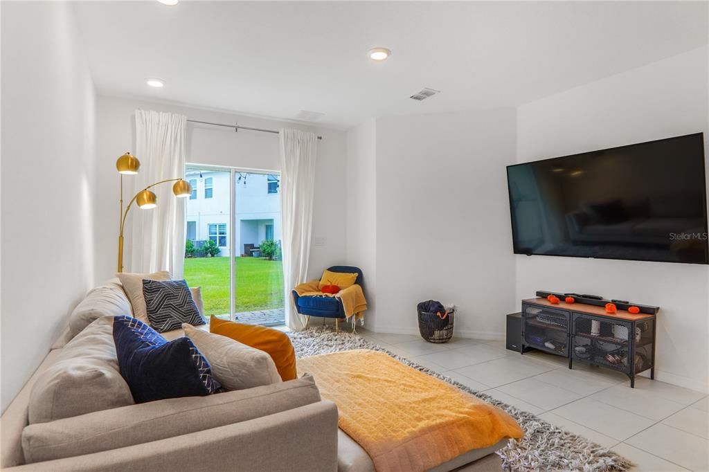 待售: $320,000 (4 贝兹, 3 浴室, 2043 平方英尺)