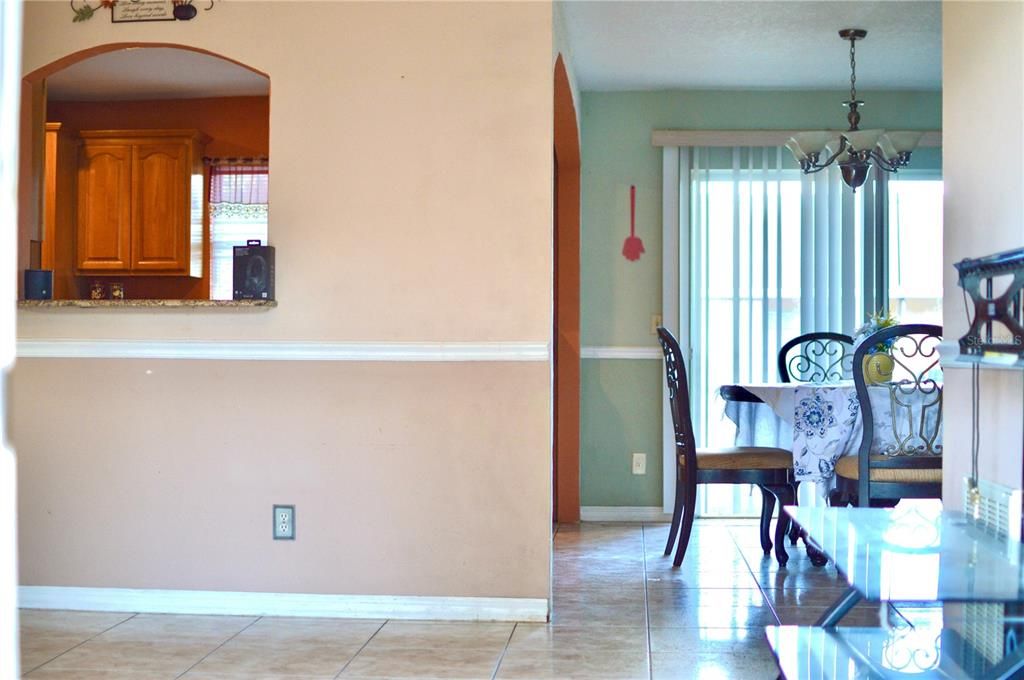 Под контрактом: $300,000 (3 спален, 2 ванн, 1088 Квадратных фут)