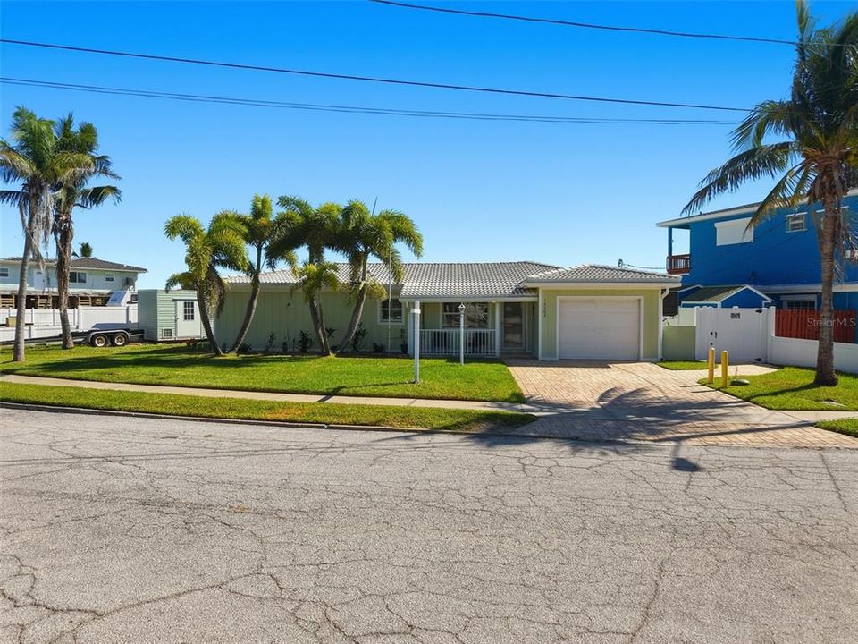 For Sale: $985,000 (2 beds, 2 baths, 1980 Square Feet)