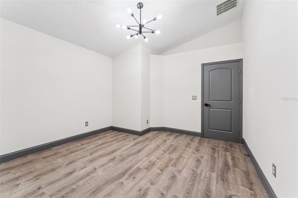 For Sale: $795,000 (5 beds, 4 baths, 2500 Square Feet)