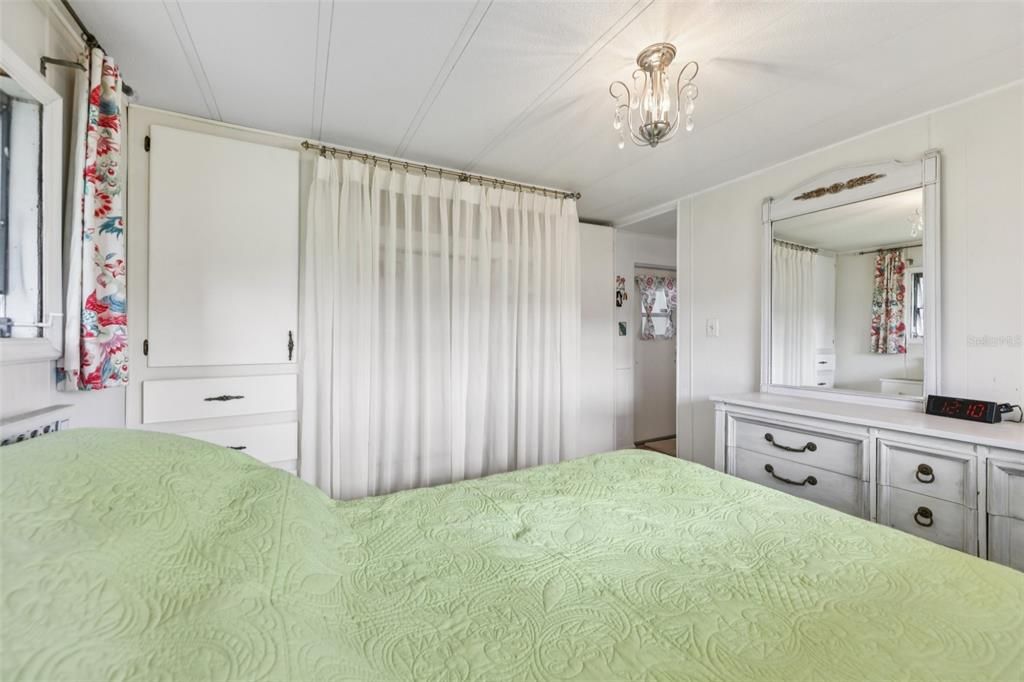 For Sale: $121,300 (2 beds, 2 baths, 862 Square Feet)