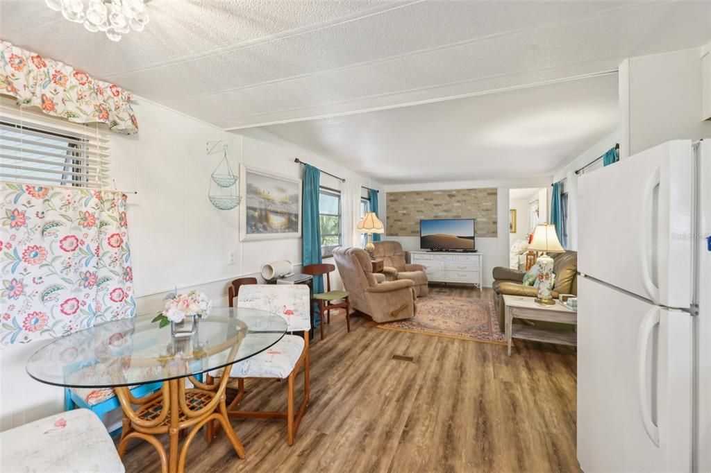 For Sale: $121,300 (2 beds, 2 baths, 862 Square Feet)