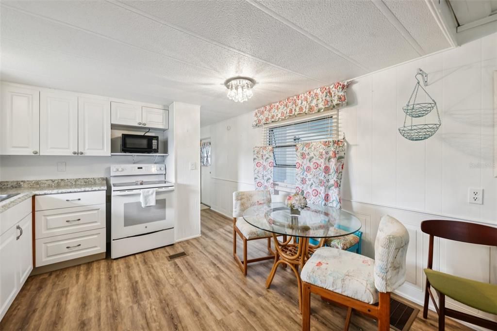 For Sale: $121,300 (2 beds, 2 baths, 862 Square Feet)