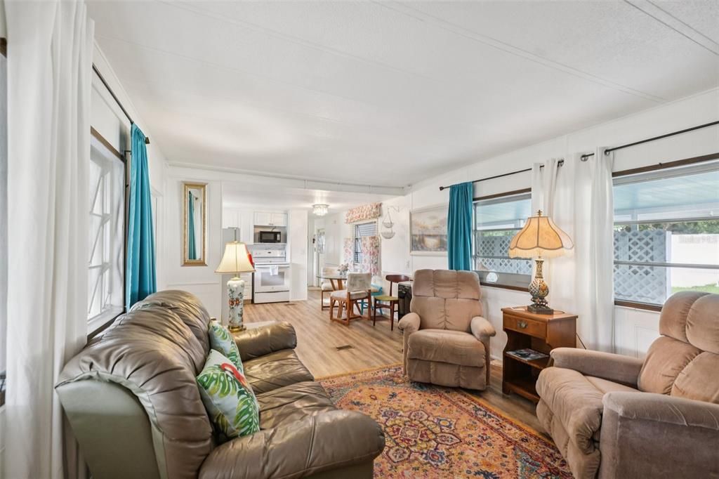 For Sale: $121,300 (2 beds, 2 baths, 862 Square Feet)