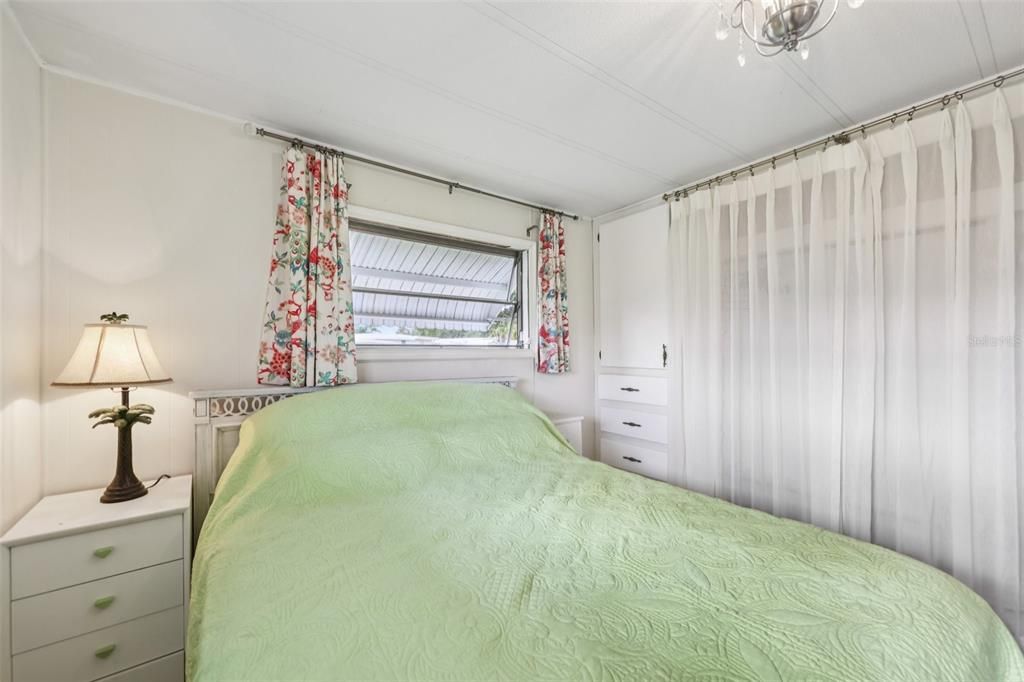 For Sale: $121,300 (2 beds, 2 baths, 862 Square Feet)