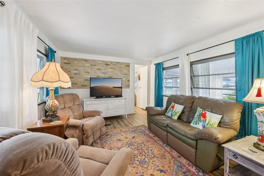 For Sale: $121,300 (2 beds, 2 baths, 862 Square Feet)