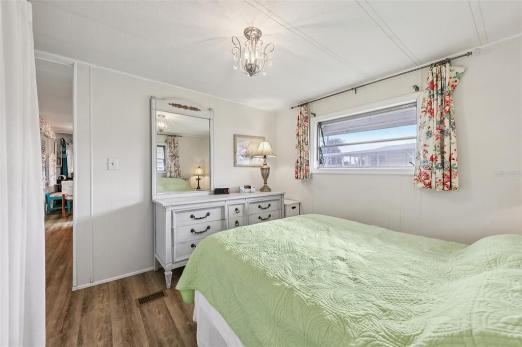 For Sale: $121,300 (2 beds, 2 baths, 862 Square Feet)