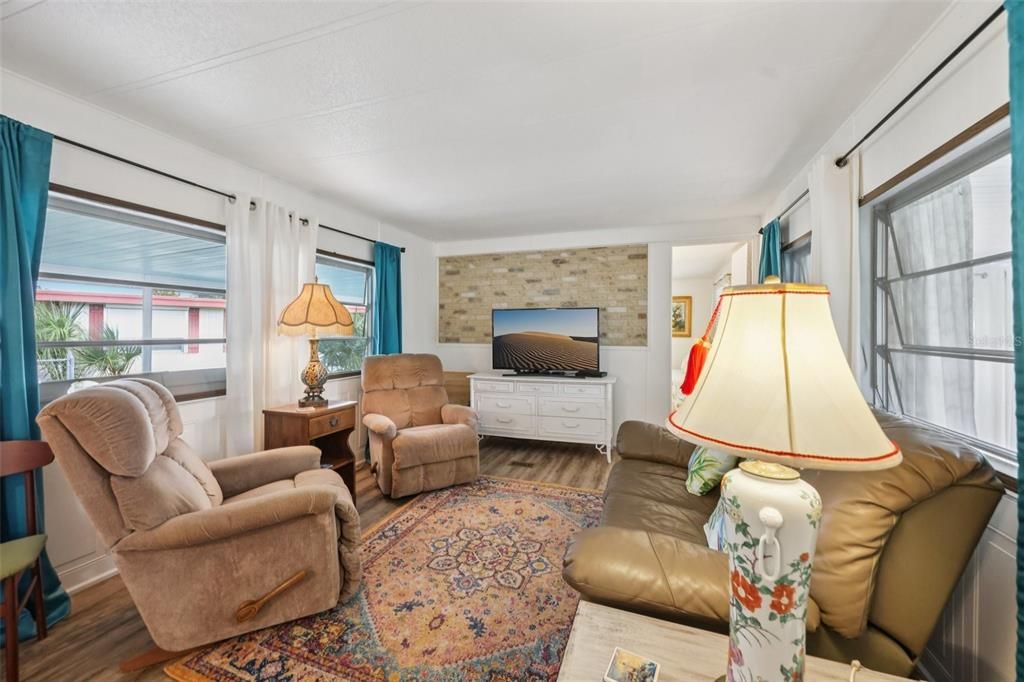 For Sale: $121,300 (2 beds, 2 baths, 862 Square Feet)