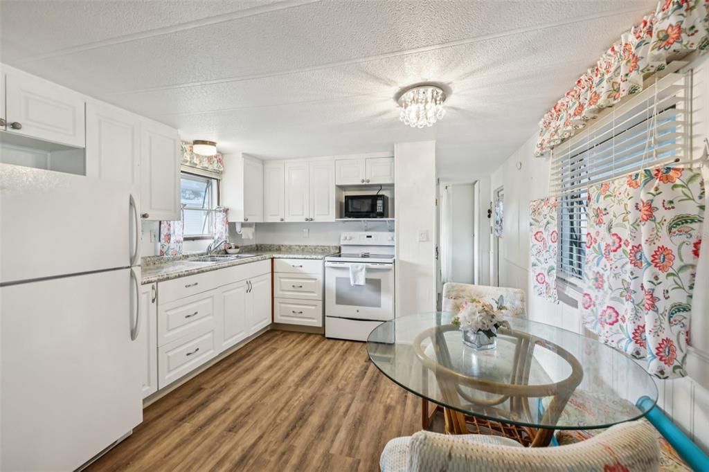 For Sale: $121,300 (2 beds, 2 baths, 862 Square Feet)