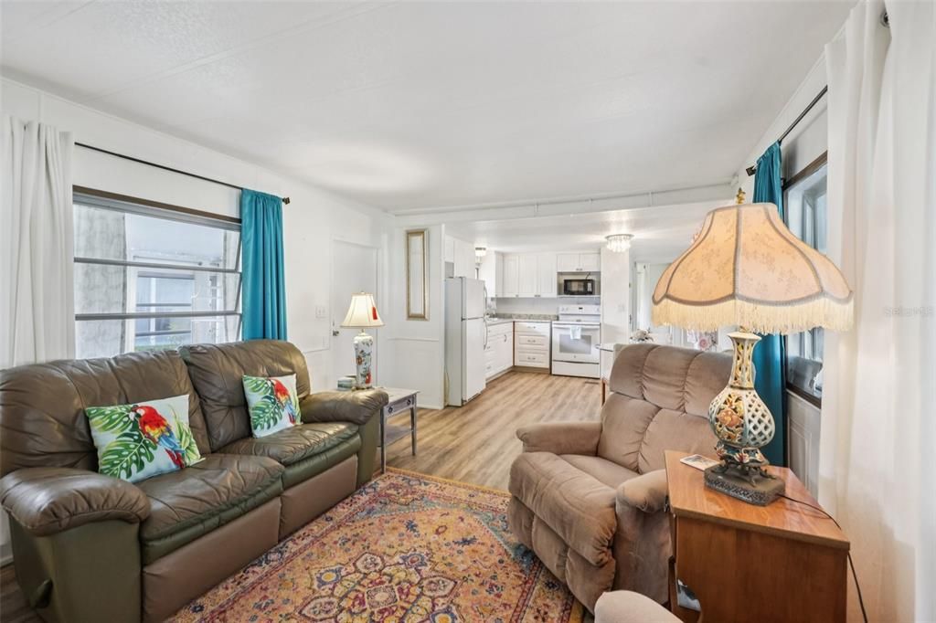 For Sale: $121,300 (2 beds, 2 baths, 862 Square Feet)