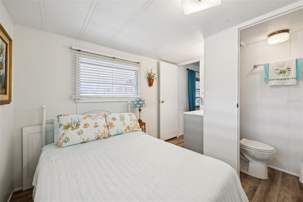 For Sale: $121,300 (2 beds, 2 baths, 862 Square Feet)