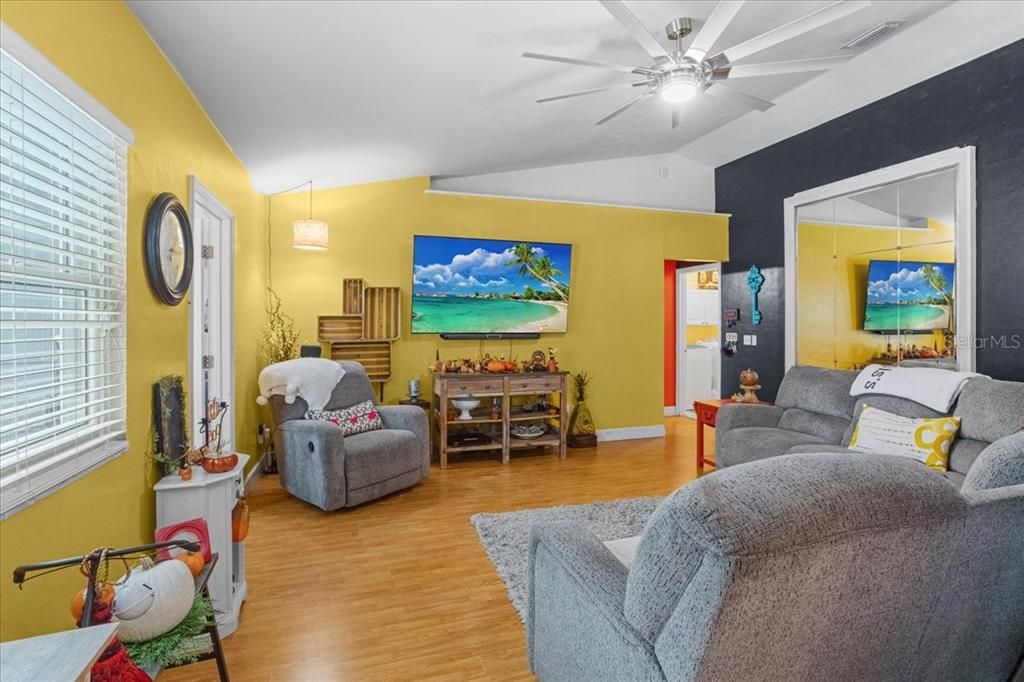 En Venta: $399,900 (4 camas, 2 baños, 1894 Pies cuadrados)