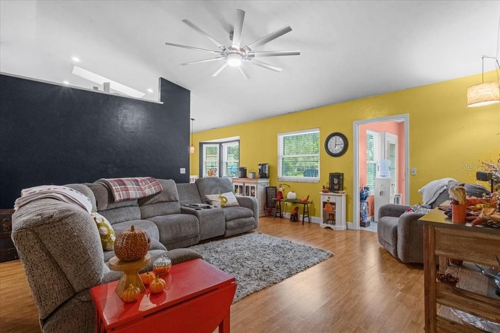 En Venta: $399,900 (4 camas, 2 baños, 1894 Pies cuadrados)