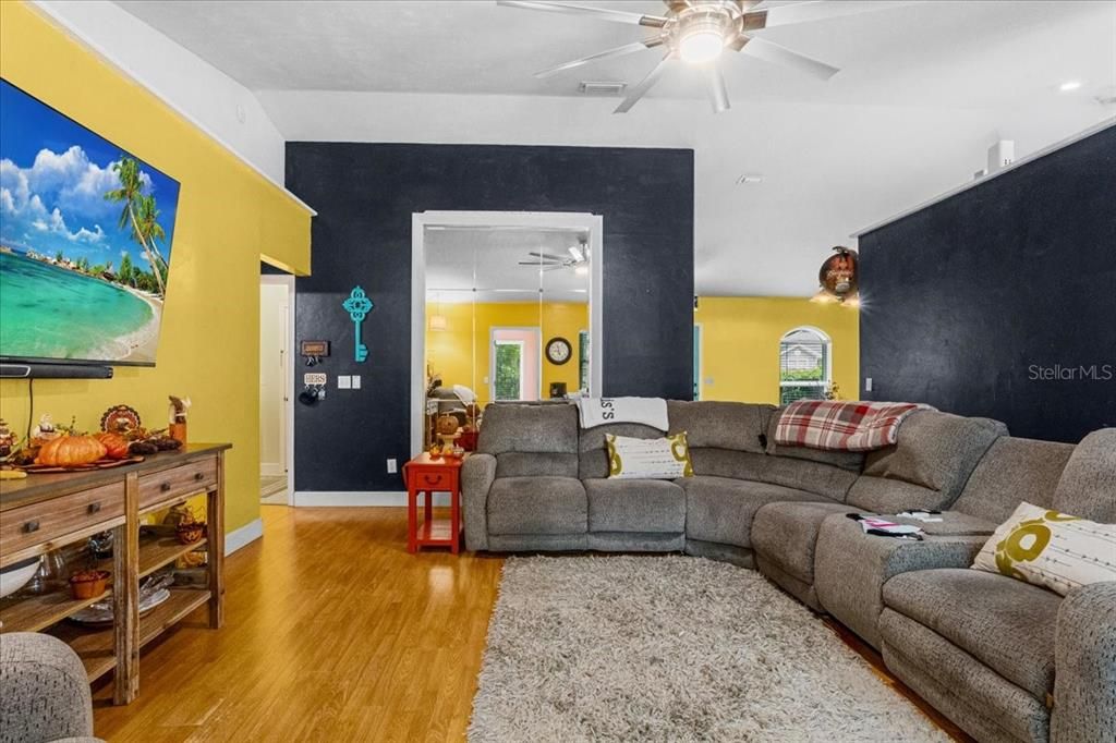 En Venta: $399,900 (4 camas, 2 baños, 1894 Pies cuadrados)