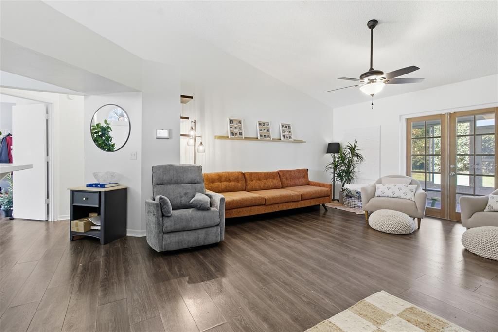 For Sale: $275,000 (3 beds, 2 baths, 1290 Square Feet)