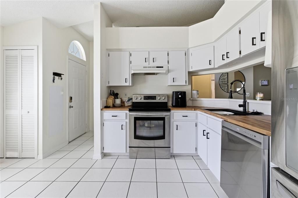 For Sale: $275,000 (3 beds, 2 baths, 1290 Square Feet)