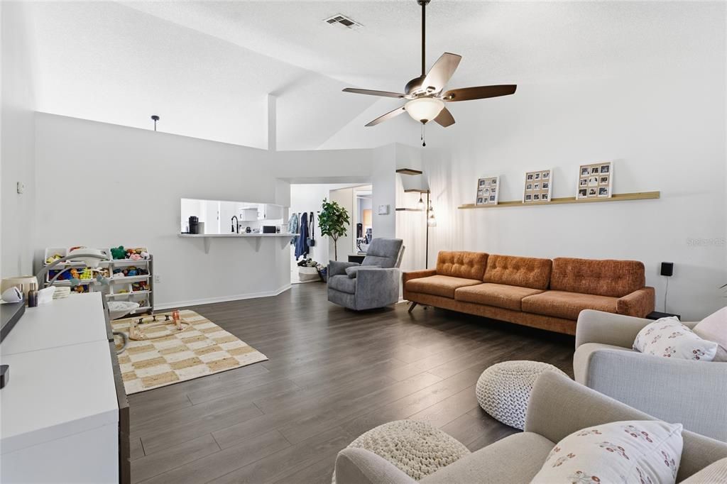 For Sale: $275,000 (3 beds, 2 baths, 1290 Square Feet)