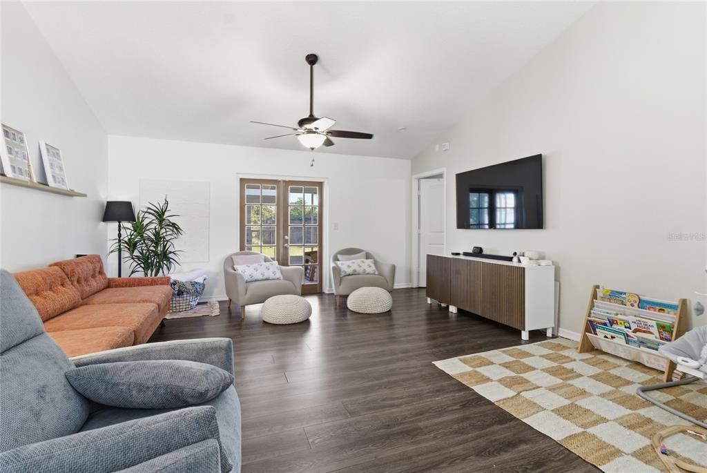 For Sale: $275,000 (3 beds, 2 baths, 1290 Square Feet)