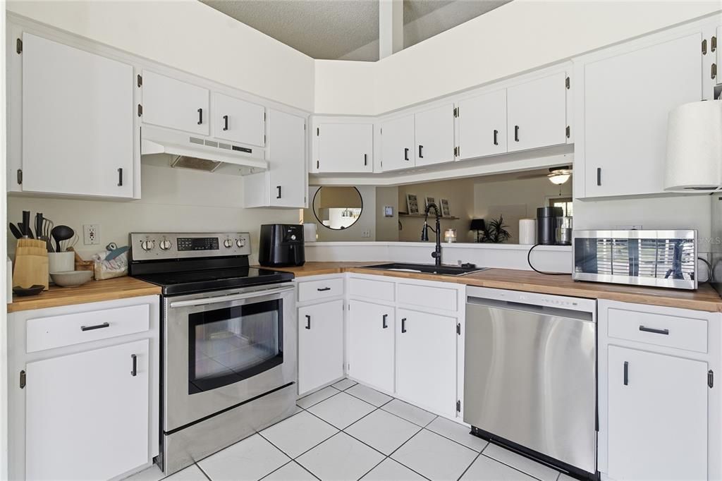 For Sale: $275,000 (3 beds, 2 baths, 1290 Square Feet)