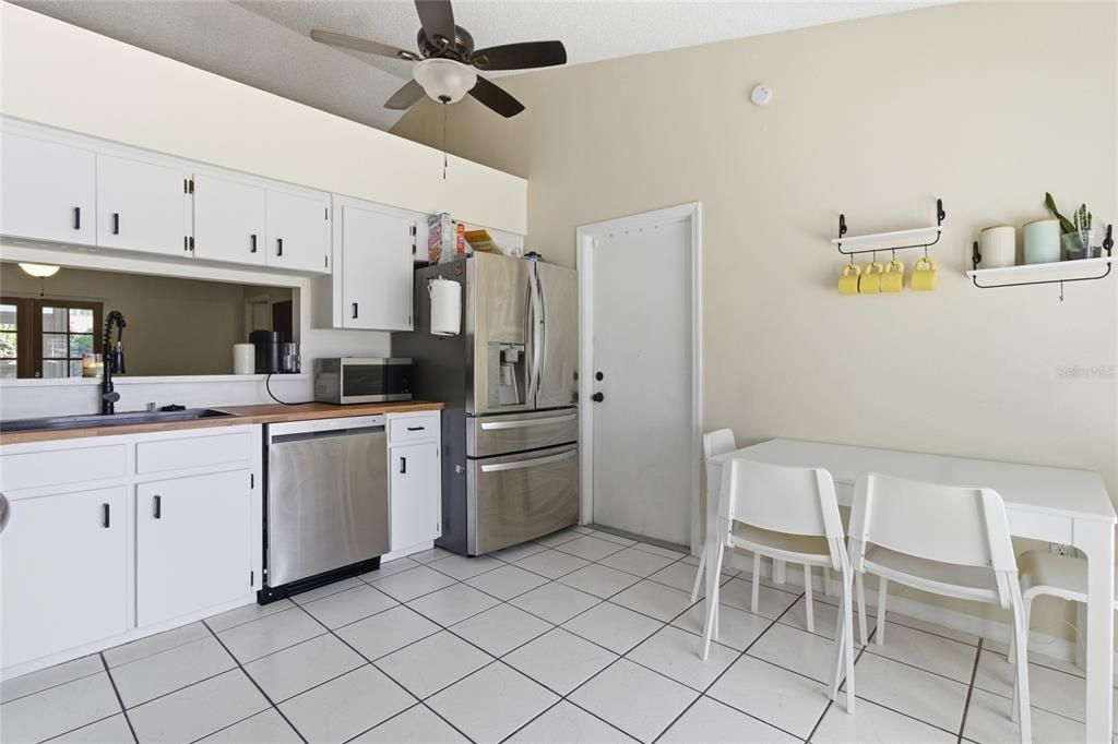 For Sale: $275,000 (3 beds, 2 baths, 1290 Square Feet)