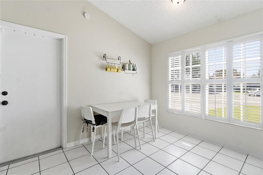 For Sale: $275,000 (3 beds, 2 baths, 1290 Square Feet)