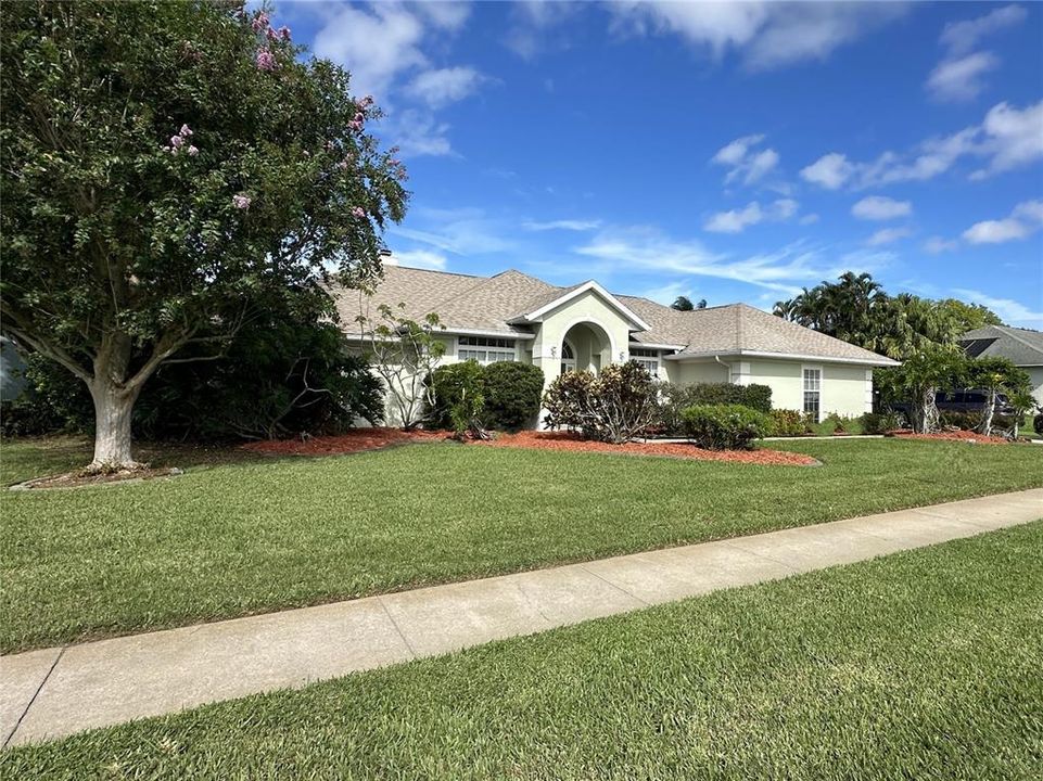 For Sale: $539,900 (3 beds, 2 baths, 2281 Square Feet)