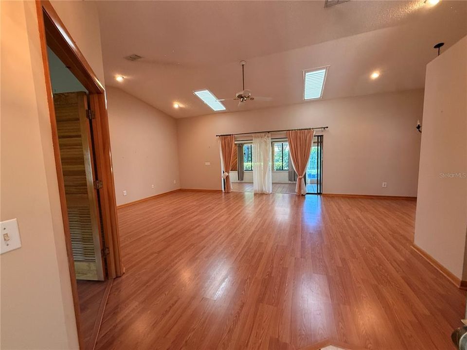 For Sale: $315,000 (3 beds, 2 baths, 2138 Square Feet)