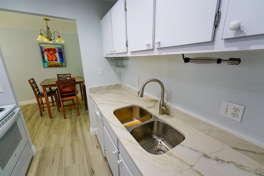 待售: $209,900 (2 贝兹, 2 浴室, 878 平方英尺)