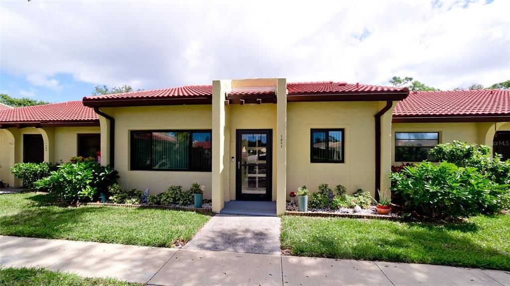 Active With Contract: $268,750 (2 beds, 2 baths, 1002 Square Feet)