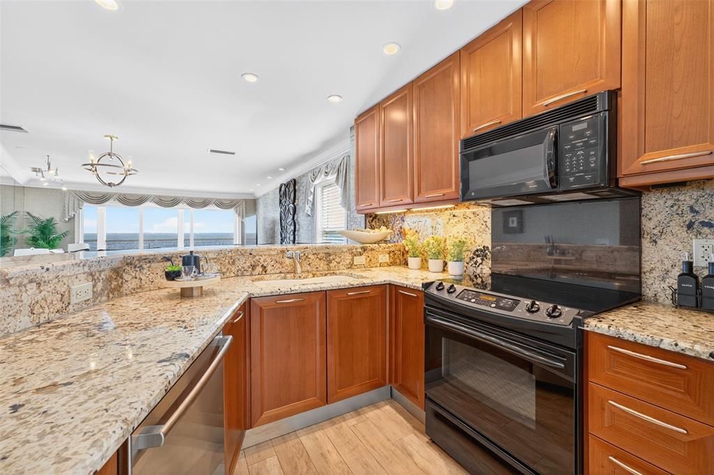 待售: $1,250,000 (3 贝兹, 2 浴室, 1323 平方英尺)