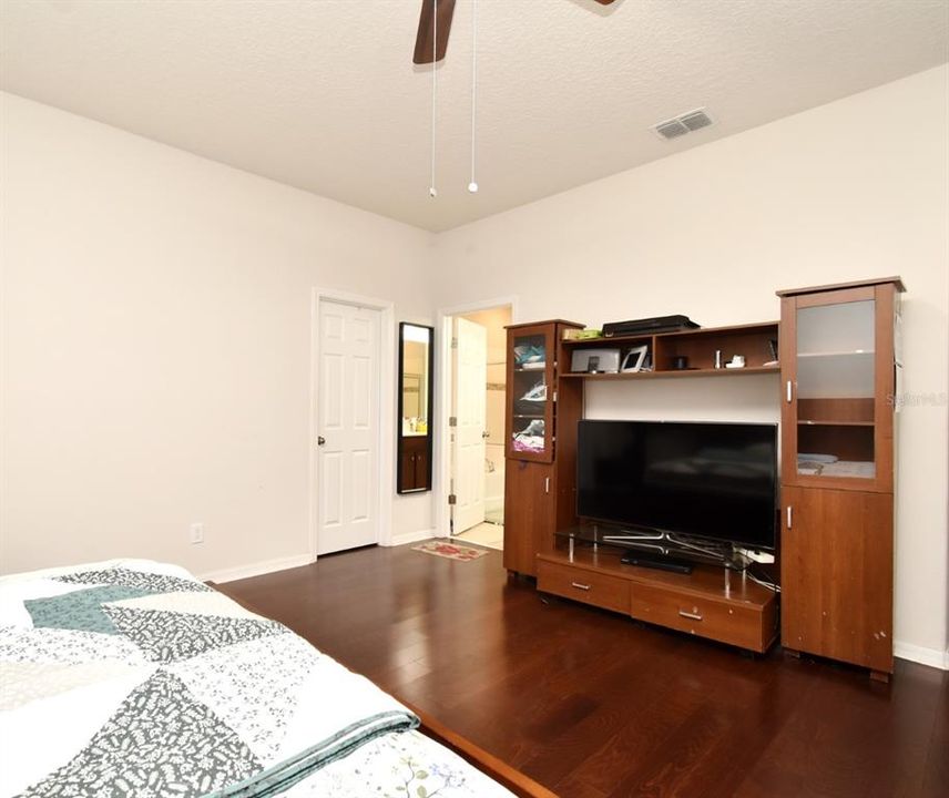 Activo con contrato: $2,800 (4 camas, 3 baños, 2231 Pies cuadrados)