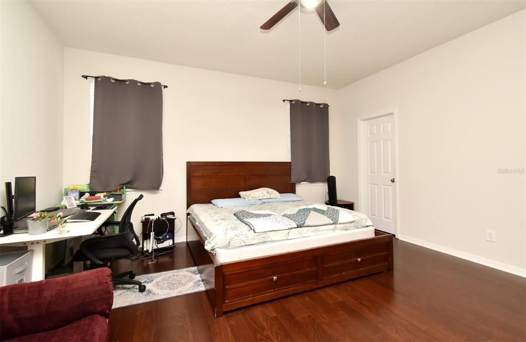 Activo con contrato: $2,800 (4 camas, 3 baños, 2231 Pies cuadrados)