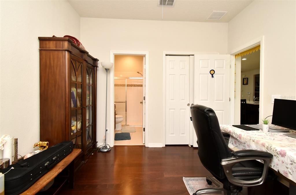 Activo con contrato: $2,800 (4 camas, 3 baños, 2231 Pies cuadrados)