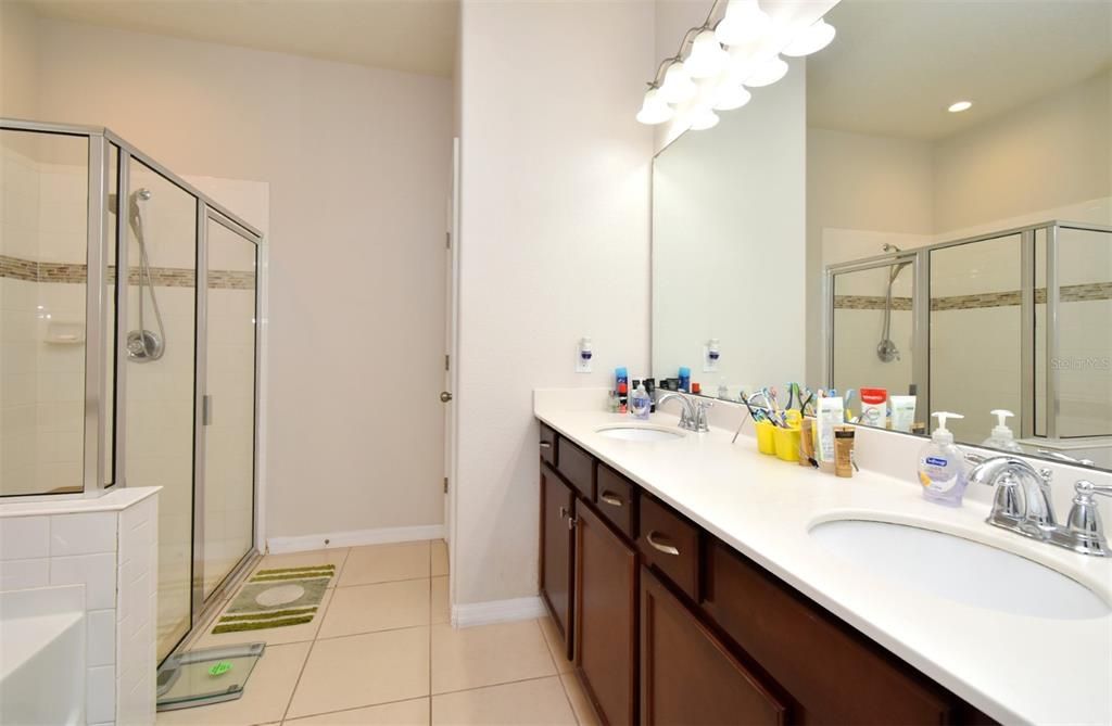 Activo con contrato: $2,800 (4 camas, 3 baños, 2231 Pies cuadrados)