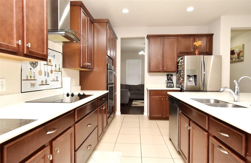 Activo con contrato: $2,800 (4 camas, 3 baños, 2231 Pies cuadrados)