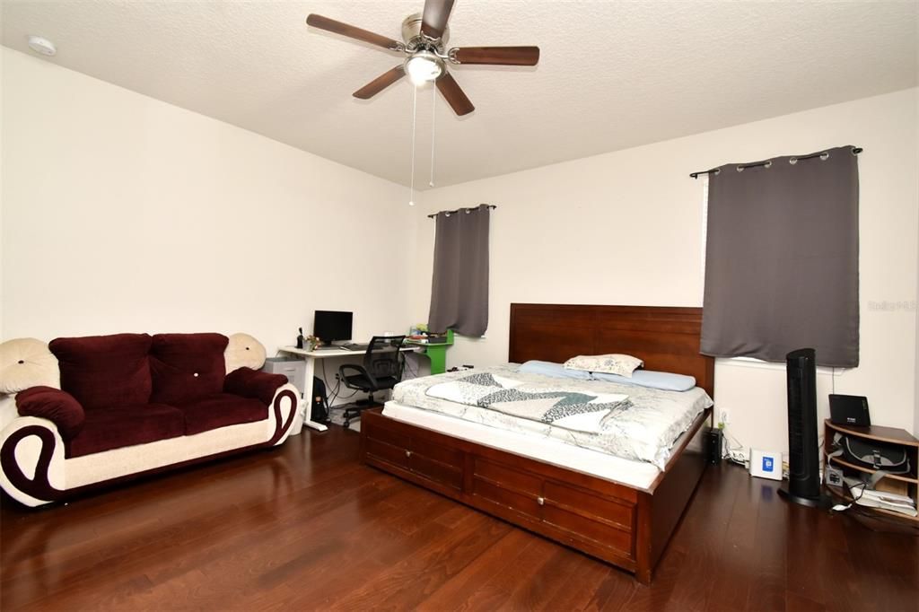 Activo con contrato: $2,800 (4 camas, 3 baños, 2231 Pies cuadrados)