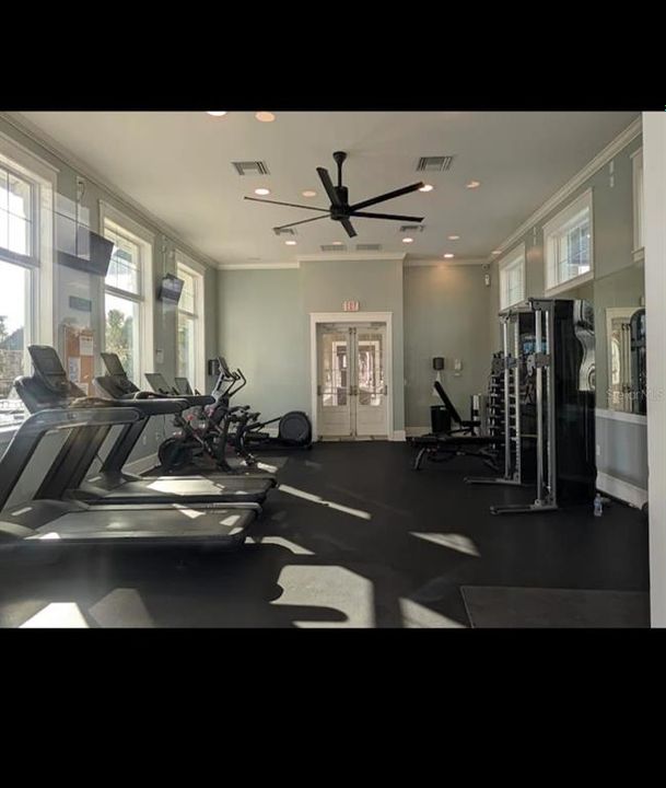 Activo con contrato: $2,800 (4 camas, 3 baños, 2231 Pies cuadrados)