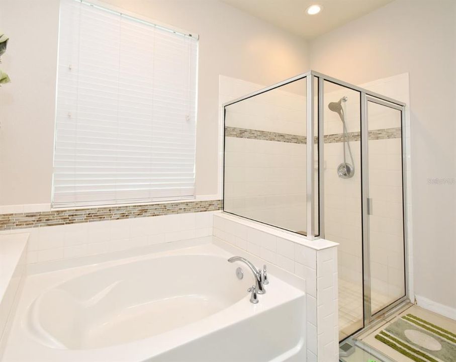 Activo con contrato: $2,800 (4 camas, 3 baños, 2231 Pies cuadrados)