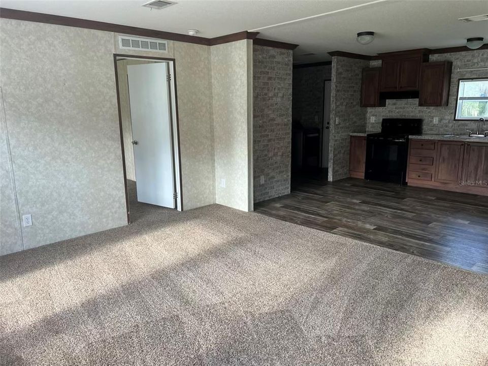 Active With Contract: $159,900 (3 beds, 2 baths, 1166 Square Feet)