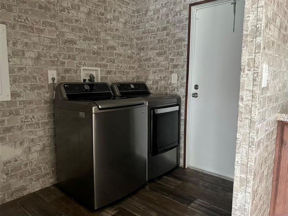 Active With Contract: $159,900 (3 beds, 2 baths, 1166 Square Feet)