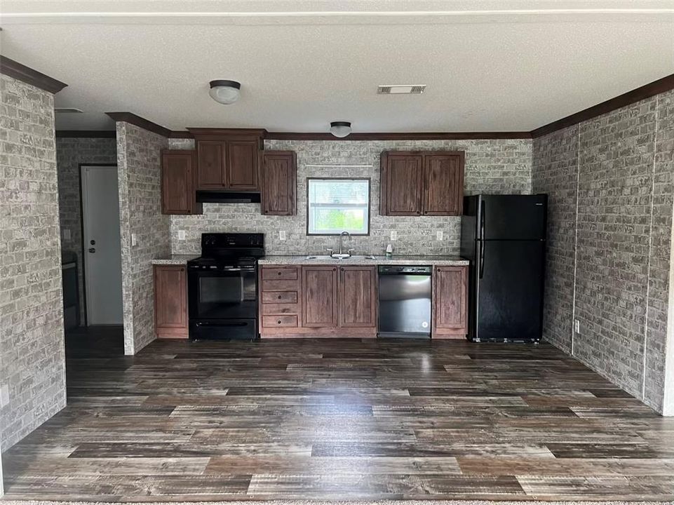 Active With Contract: $159,900 (3 beds, 2 baths, 1166 Square Feet)