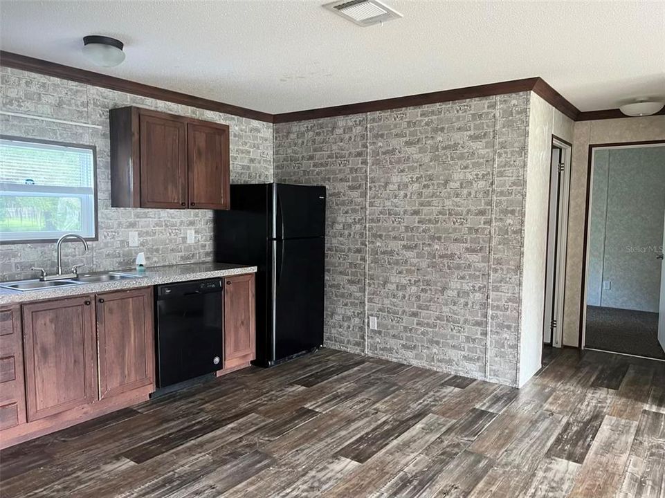 Active With Contract: $159,900 (3 beds, 2 baths, 1166 Square Feet)