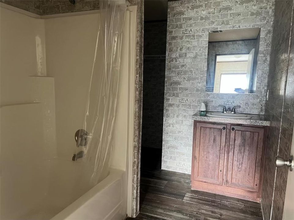 Active With Contract: $159,900 (3 beds, 2 baths, 1166 Square Feet)